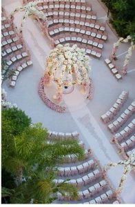 Arco decorato con fiori sul colori pastello